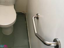 Ajouter une barre d'appui à côté des WC pour plus de sécurité à Montreuil (93100)