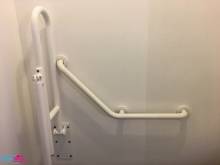 Fixer au mur des barres d'appui à Montrouge (92120)