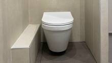 WC suspendu dissimulé derrière un muret avec des pavés de verre (94260) 