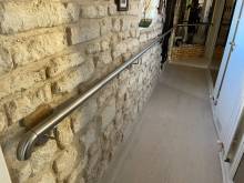 Installation d'une main courante sur la longueur du couloir (75015) 