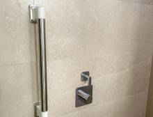 Barre d'appui verticale dans la douche (75015)
