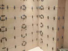 Poser du carrelage dans la nouvelle douche à Saint-Cloud (92210)