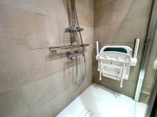 Equiper la douche sur mesure avec un siège de douche rabattable et une barre d'appui en T à Saint-Cloud (92210)