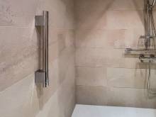 Installer un barre d'appui à l'entrée de la douche pour la sécurité à Saint-Cloud (92210)