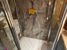 Installer des équipements adaptés dans la douche avec panneaux muraux à Sucy-en Brie (94370)
