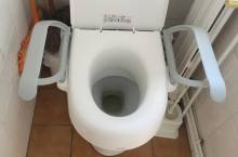 Mise en place d'un rehausseur de WC avec accoudoirs (94320)