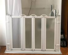 Installation cabine de douche avec paroi de douche mi-hauteur dans une chambre (94320)