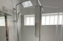 Grande douche avec colonne de douche à tête carré (75015)
