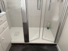Grande douche avec paroi de douche battante (75015)