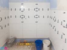 Mise en place du carrelage de la future douche à Arcueil (94)