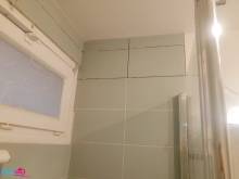 Finir de mettre en place du carrelage vert dans la douche à Fontenay-aux-Roses (92)