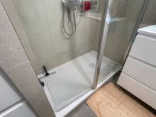 Installer une paroi de douche sur mesure aux demandes du client à Saint-Cloud (92210)