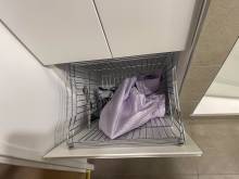 Meuble colonne sur mesure avec un panier pour le linge à Saint-Cloud (92210)