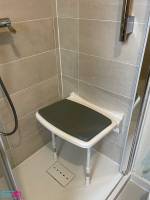 Mettre un siège de douche confortable dans une petite douche