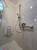 Équiper la nouvelle douche avec un siège de douche rabattable