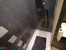 Douche longue et étroite sans équipements adaptés