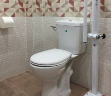 WC rehaussé et adapté et barre d'appui rabattable sur pied à Argenteuil (95)