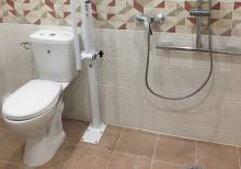 WC rehaussé et barre d'appui rabattable à côté de la douche à Argenteuil (95)