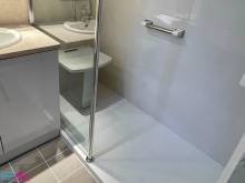 Installer un receveur extraplat et antidérapant et une paroi de douche fixe à Neuilly-Plaisance (93360)