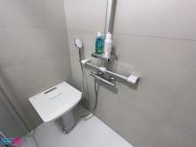 Equiper sa douche avec une barre d'appui en T et un siège de douche rabattable à Aubervilliers (93300)