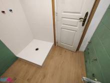 Installer un carrelage de sol antidérapant et effet bois dans la salle de douche à Arcueil (94110)