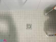 Rénover une petite douche à l'italienne avec un carrelage de sol gris à Saint-Ouen-sur-Seine (93400)