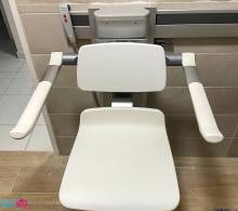 Siège de douche Pressalit relevable électriquement avec accoudoirs