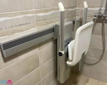 Siège de douche Pressalit relevable électriquement replié