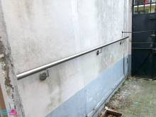 Main courante dans couloir extérieur